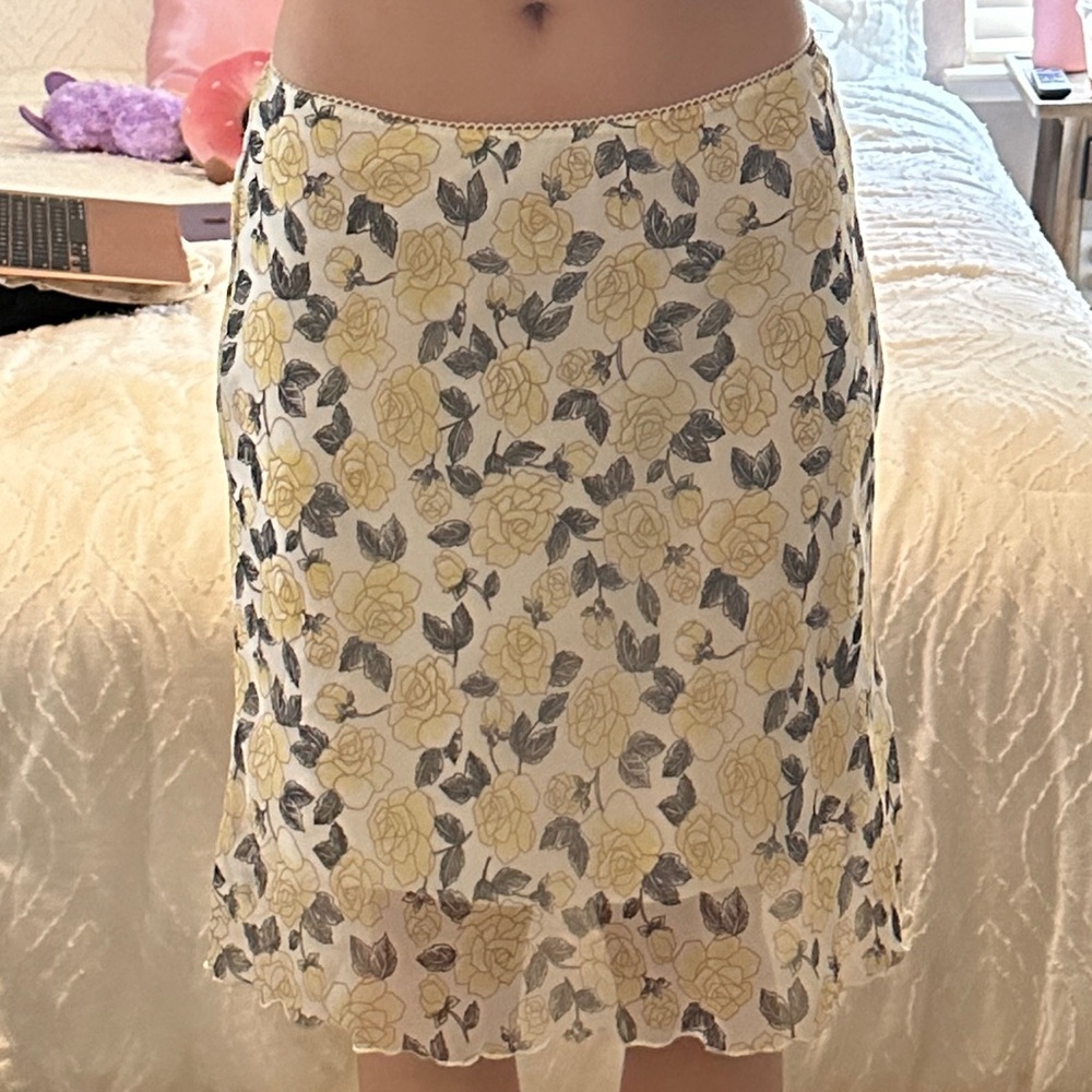 yellow & white floral vintage midi skirt !
• size 11